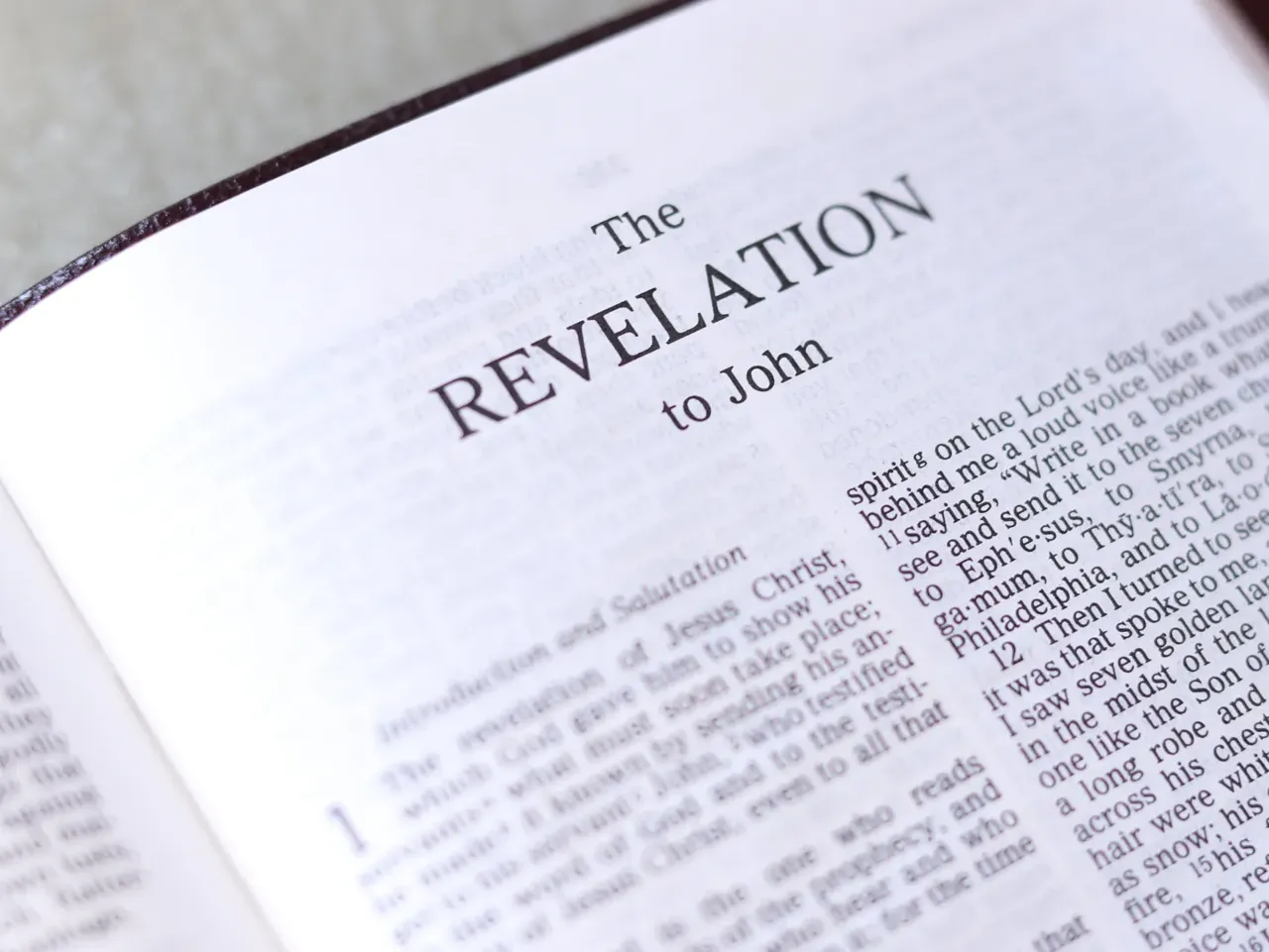 Welche Rolle spielt Jesus Christus in der Offenbarung?