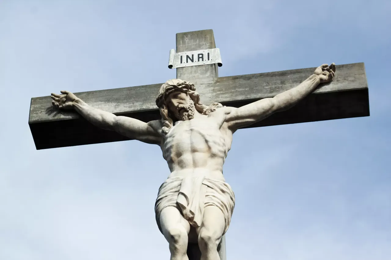 Was bedeutet INRI bei den Jesus Christus Skulpturen?