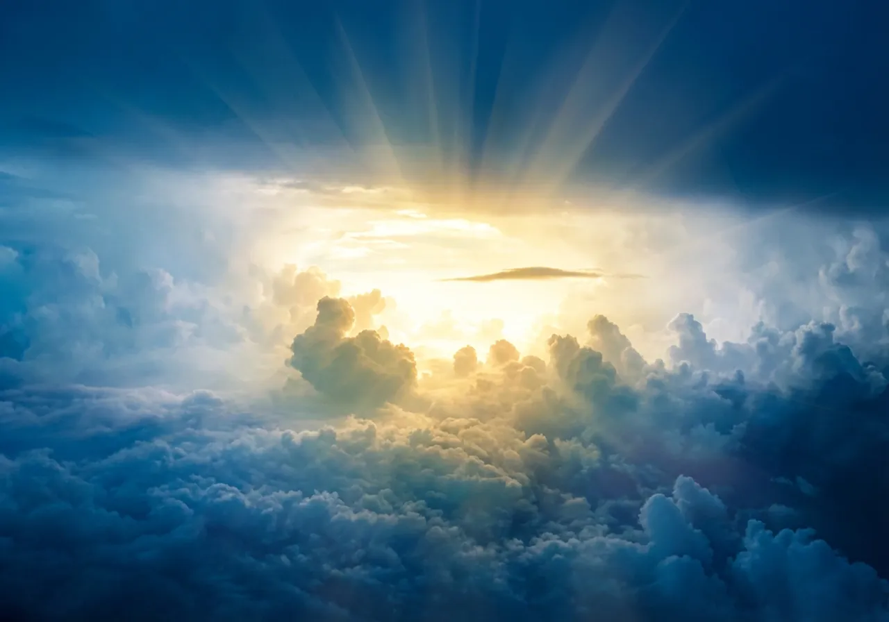 Eine leuchtende Wolke in vielen anderen Wolken im Himmel. Ist Gott im Himmel der Heilige Geist?